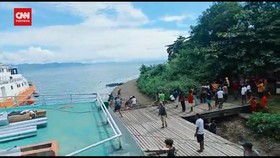VIDEO: Warga Lempari Kapal Tim SAR Desak Cari Korban KM Cahaya Arafah