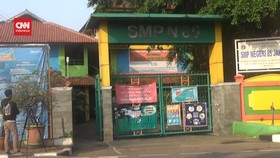 VIDEO: 2 Siswa Positif Covid-19, Siswa SMP 85 Belajar Daring