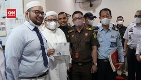 VIDEO: Rizieq Shihab Bebas, Tinggalkan Rutan Cipinang