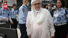 VIDEO: Momen Rizieq Shihab Tiba di Rumah dari Rutan Cipinang