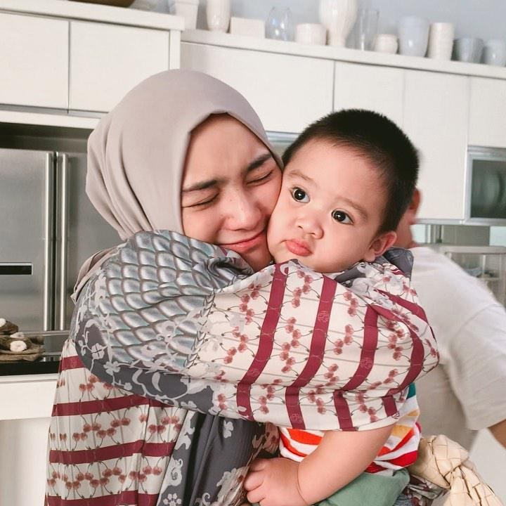 <p>Kehadiran Athar memberikan kebahagiaan luar biasa untuk Citra Kirana dan Rezky Aditya. Tidak bisa jauh lama-lama dari Athar, Citra mengungkapkan perasaannya dalam unggahan Instagram. “Kangen bangettt sama bayii iniii….ditinggal ke bandung 4harii rasanyaa galau bgtt,” tulis Citra. (Foto: Instagram @citraciki)</p>