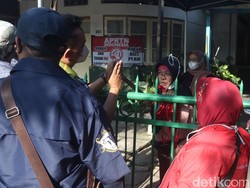 Warga Laswi Lawan Petugas Penertiban Aset KAI dengan Air Cabai