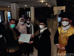 Momen Haru Wisuda Mahasiswa UGM, Ayah Gantikan Putrinya yang Meninggal