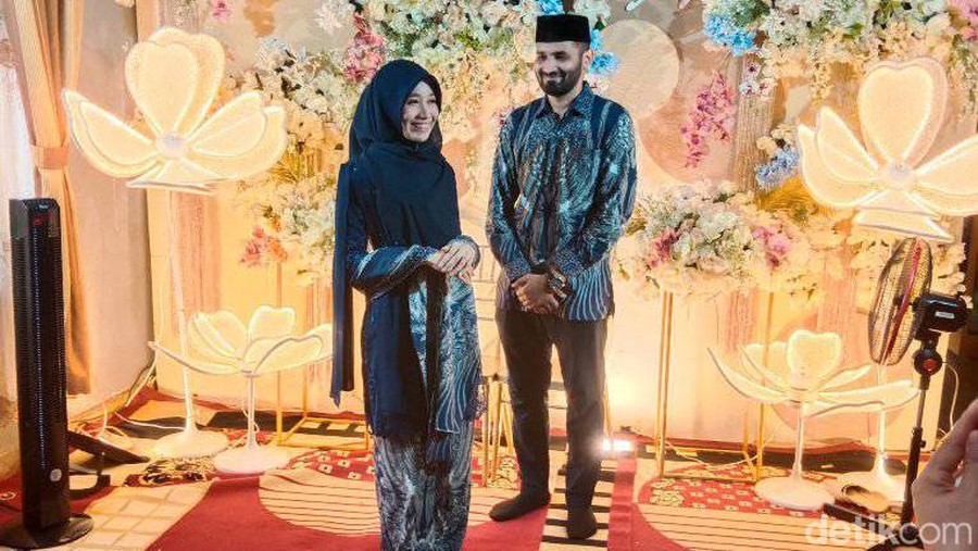 Beredar viral wanita Sulawesi dilamar oleh pria dari Arab Saudi dan diberikan uang panai 1,5 Miliar bikin heboh. Beredar viral wanita Sulawesi dilamar oleh pria dari Arab Saudi dan diberikan uang panai 1,5 Miliar bikin heboh.