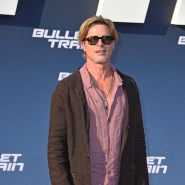 Tampil Pakai Rok, Ini Pandangan Brad Pitt soal Gaya Penampilan