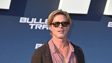 Tampil Pakai Rok, Ini Pandangan Brad Pitt soal Gaya Penampilan