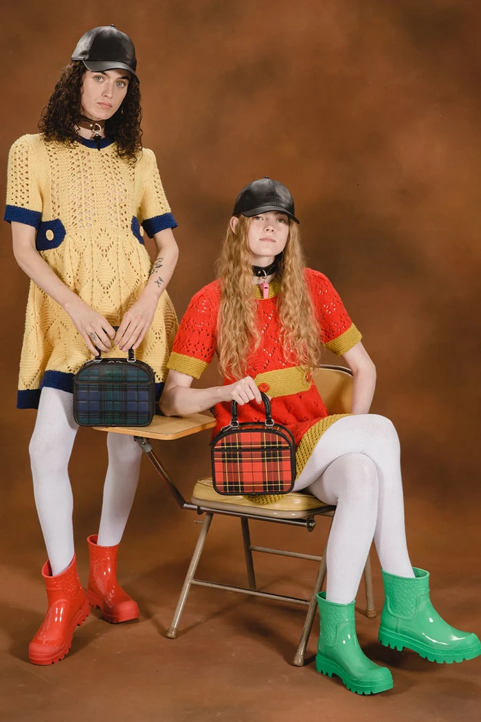 Baby doll dress jadi tren yang tampak diangkat oleh Stuart Vevers selaku creative director Coach. Tak hanya feminin tapi juga dikemas secara kasual dan playful lewat permainan warna dan detail. Foto: Robbie Augspurger / Courtesy of Coach