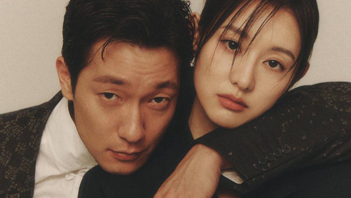 Dalam edisi terbarunya di bulan Agustus 2022 mendatang, Marie Claire Korea melakukan pemotretan spesial bersama bintang drama 'My Liberation Notes', Kim Ji Won dan Son Suk Ku/ foto: marieclairekorea.com
