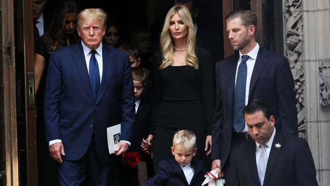 Donald Trump bersama keluarga menghadiri pemakaman mantan istrinya, Ivana, di New York, Rabu (20/7). Ivana Trump meninggal dunia Kamis (14/7).