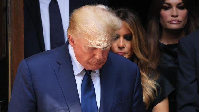 Media Asing Sorot Sambo Tersangka hingga Surat Kim Jong Un untuk Trump Media asing soroti Irjen Ferdy Sambo jadi tersangka pembunuhan Brigadir J hingga surat Kim Jong Un di rumah Donald Trump, berikut Kilas Internasional pagi ini.
