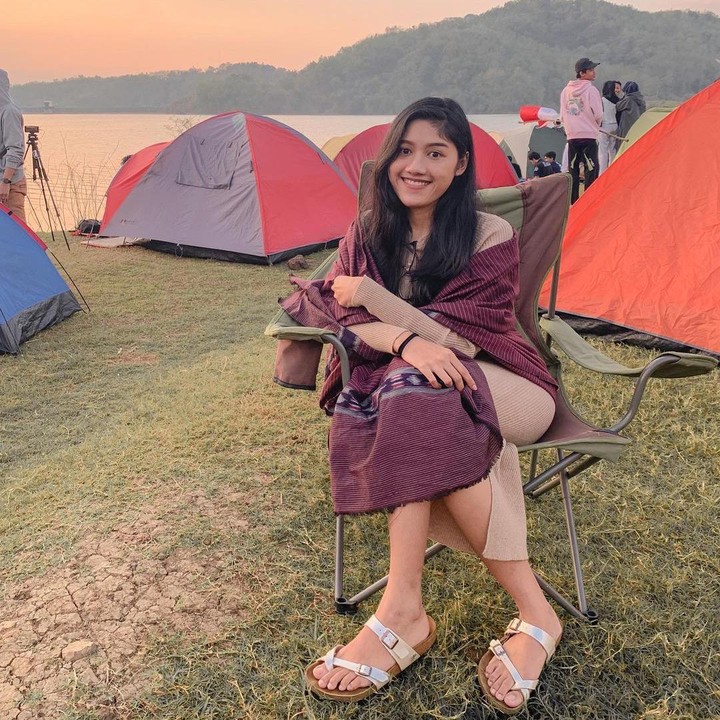 <p>Melalui media sosial Instagram, kekasih Kaesang ini kerap bagikan potret dirinya dalam berbagai aktivitas. Salah satunya ketika berkemah seperti potret berikut. Dari potret-potret yang dibagikan tersebut, Erina memang terbukti memiliki paras yang menawan ya, Bunda.(Foto: Instagram @erinagudono)<br /><br /><br /></p>