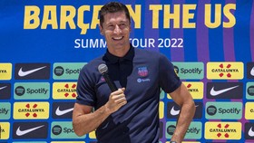 Lewandowski Dijambret Saat Foto dengan Fans, Arloji Rp1 Miliar Raib