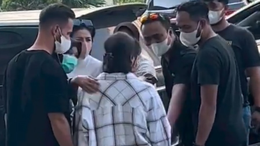 Foto-foto Penangkapan Nikita Mirzani di Senayan City Beredar video Nikita Mirzani diduga diamankan polisi di salah satu pusat perbelanjaan di Jakarta. Berikut foto-foto screenshot-nya
