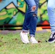 Bingung Bedanya Boyfriend Jeans dan Mom Jeans? Kenali Perbedaan Tiap Celana Jeans Ini!