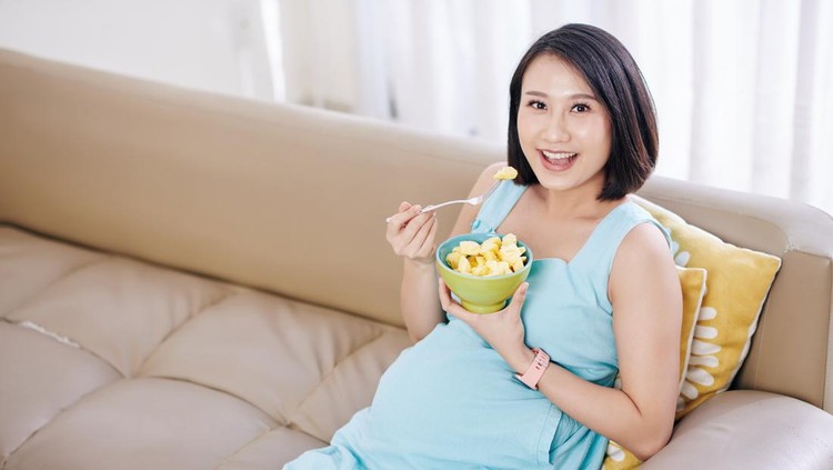 Ilustrasi ibu hamil makan nanas Ilustrasi ibu hamil makan nanas