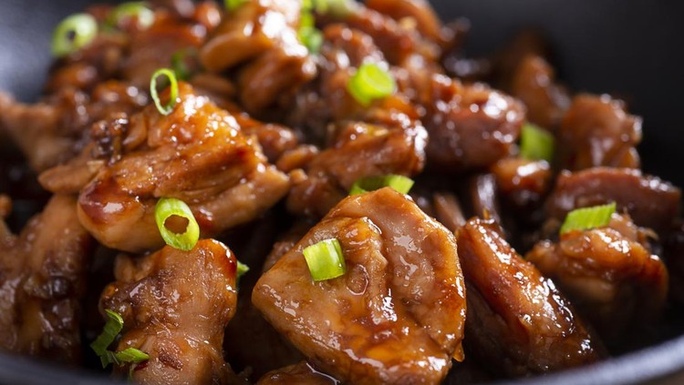 Ilustrasi Resep Masakan Rumahan Hemat Gas Stir-Fried Bourbon Chicken in a Wok