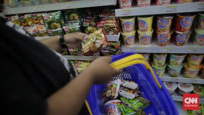 Warga mengkonsumsi mie instan disalah satu Warmindo (warung makan Indomie) di Jakarta, Kamis, 21 Juli 2022. (CNN Indonesia/Adhi Wicaksono)