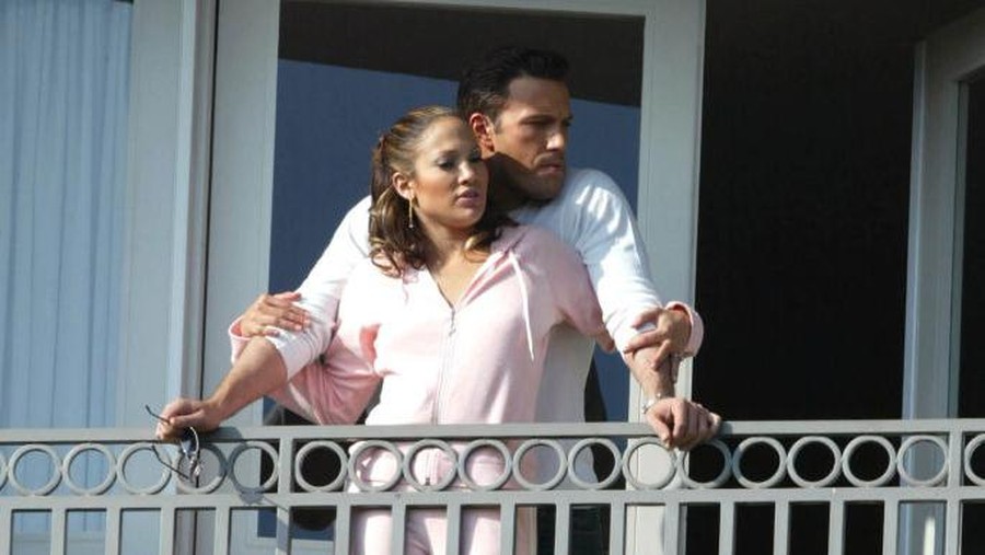 Jennifer Lopez dan Ben Affleck LOS ANGELES, CA - OCTOBER 20: Ben Affleck and Jennifer Lopez are seen on the set of