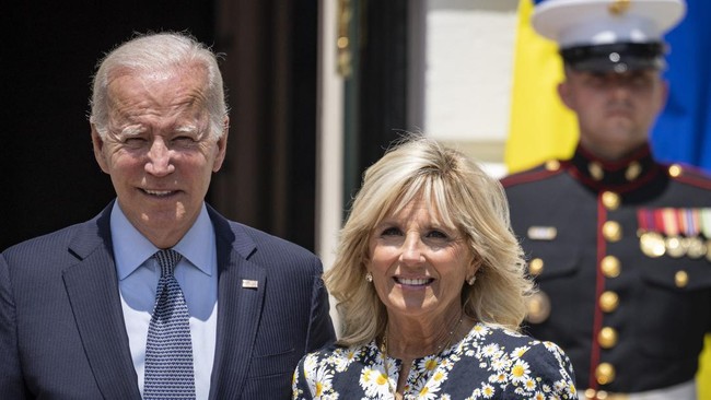 First Lady AS Jill Biden mengungkapkan kondisi Joe Biden yang positif Covid-19 pada Kamis (21/7).