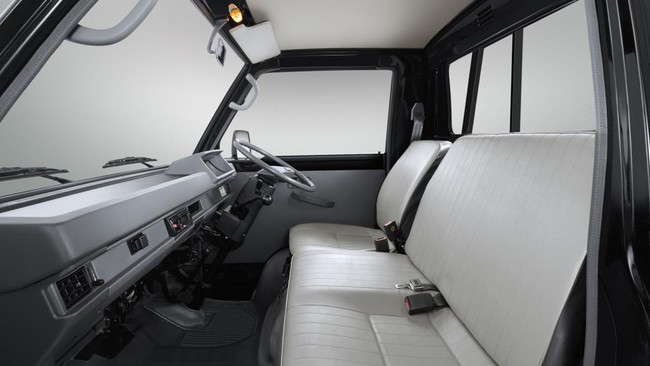 Sejak pikap Mitsubishi L300 dijual di Indonesia pada 1981, desain tuas persneling di bawah setir tak pernah berubah.