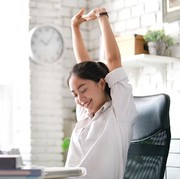 Buat Kamu yang Sering Duduk Sepanjang Hari, 5 Kebiasaan Kecil Ini Bisa Bantu Turunkan Berat Badan!