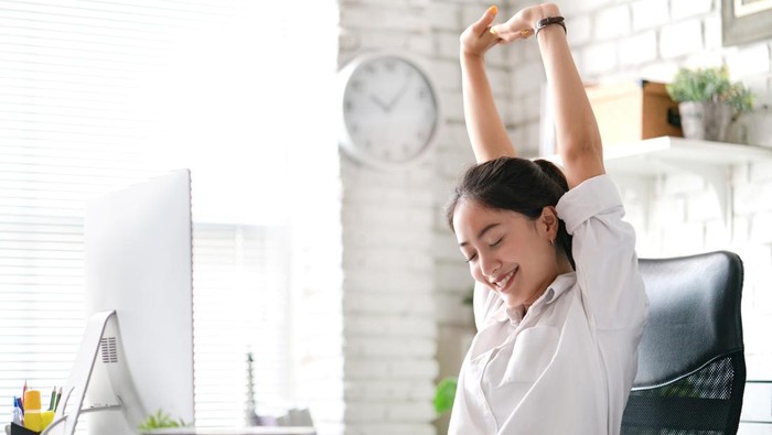 Buat Kamu yang Sering Duduk Sepanjang Hari, 5 Kebiasaan Kecil Ini Bisa Bantu Turunkan Berat Badan! Buat Kamu yang Sering Duduk Sepanjang Hari, 5 Kebiasaan Kecil Ini Bisa Bantu Turunkan Berat Badan!
