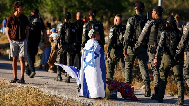 Puluhan warga Israel menyerang Desa Jit, pemukiman Palestina yang terletak di dekat kota Qalqilya, di Tepi Barat, pada Jumat (16/8).