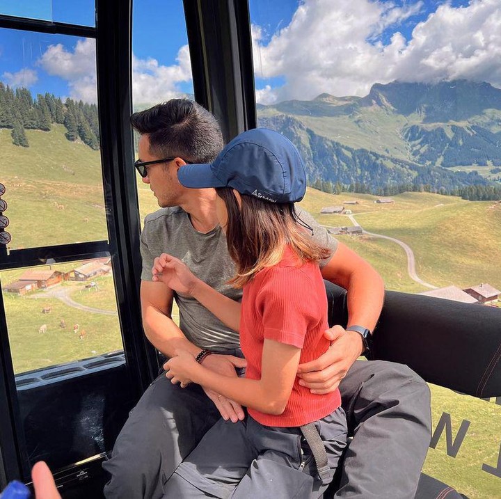 <p>Sarah dan Andrew White tampak menikmati bonding time saat menyaksikan pemandangan dari atas, nih. Semoga liburan ini berkesan bagi keluarga Andrew dan Nana Mirdad ya Bunda. (Foto: Instagram @andrew.white._)</p>