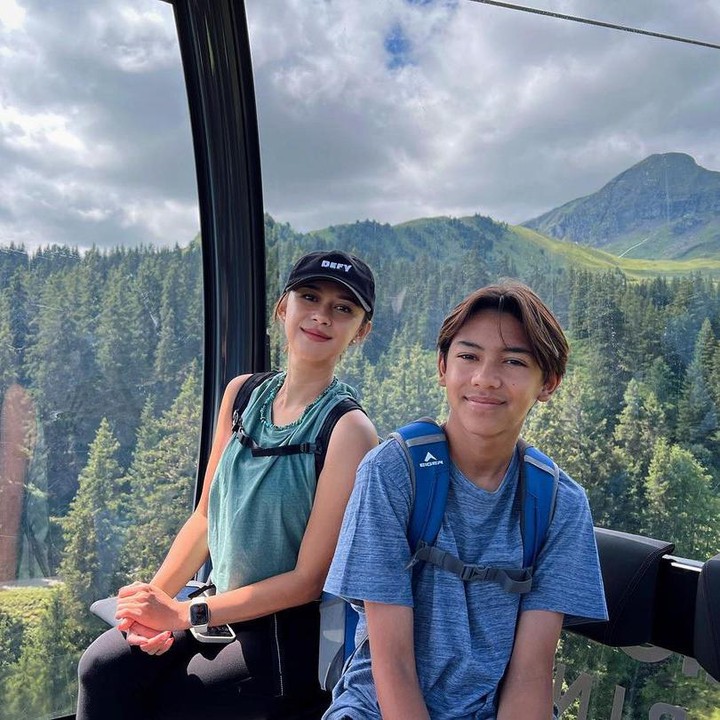 <p>Nana Mirdad dan Andrew White juga mengajak anak-anak menaiki gondola untuk menyaksikan pemandangan dari langit. (Foto: Instagram @andrew.white._)</p>