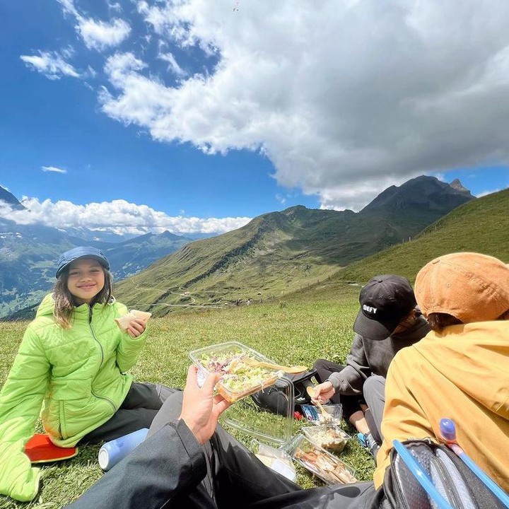 <p>Pasangan ini mengajak anak-anak naik ke puncak gunung untuk melihat pemandangan yang memukau, Bunda. (Foto: Instagram @andrew.white._)</p>