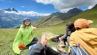<p>Pasangan ini mengajak anak-anak naik ke puncak gunung untuk melihat pemandangan yang memukau, Bunda. (Foto: Instagram @andrew.white._)</p>