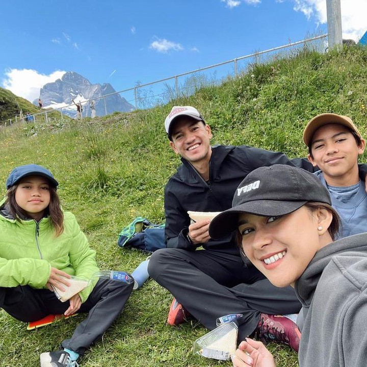<p>Di atas bukit, Nana Mirdad juga mengajak keluarganya berpose ke arah kamera untuk mengabadikan momen bahagia mereka. (Foto: Instagram @andrew.white._)</p>