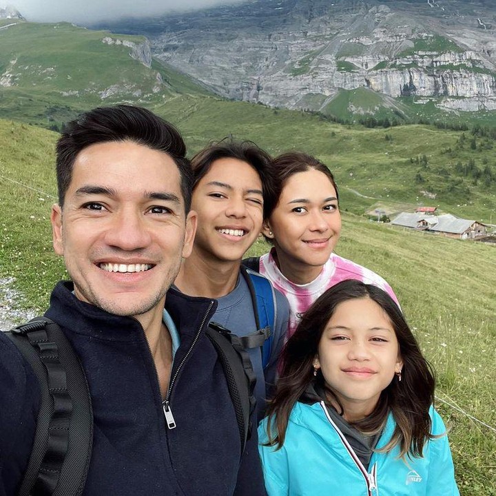 <p>Andrew White dan Nana Mirdad tengah plesir ke luar negeri, nih. Keduanya mengajak anak-anak mereka, Jason Deandra White dan Sarah Deana White pergi berlibur ke Swiss. (Foto: Instagram @andrew.white._)</p>