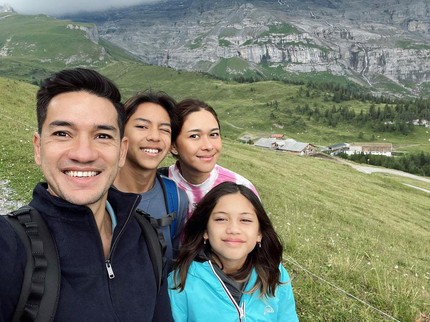 5 Liburan Keluarga Ala Bunda Seleb dan Keluarga, Nana Mirdad Hiking Bareng Anak