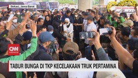 VIDEO: Keluarga & Warga Tabur Bunga di TKP Laka Truk Pertamina