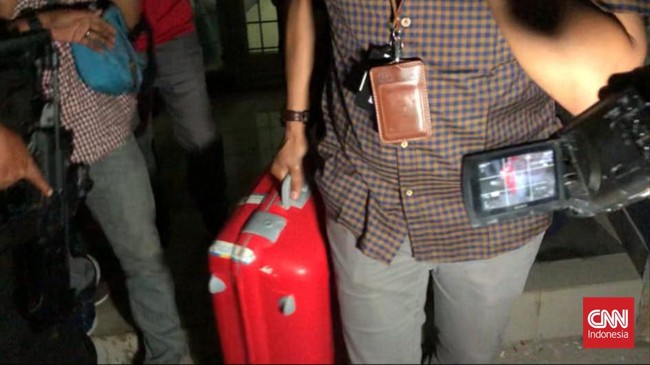 Kasus Mutilasi dalam Koper: Polisi Ungkap Motif, Korban dan Pelaku Korban merupakan warga asal Medan, Sumatera Utara, diketahui telah tinggal bersama dengan pelaku DA di apartemen berlokasi Cisauk, Kabupaten Tangerang, Banten.