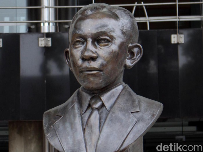 Lagu Halo-halo Bandung diciptakan oleh Ismail Marzuki. Nama Ismail Marzuki juga diabadikan sebagai pusat kesenian di Cikini, Jakarta Pusat.