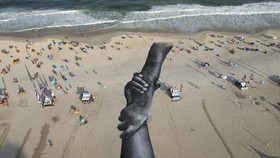 FOTO: Lukisan Raksasa Pertama Saype di Pantai Pasir Amerika Latin