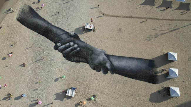 FOTO: Lukisan Raksasa Pertama Saype di Pantai Pasir Amerika Latin