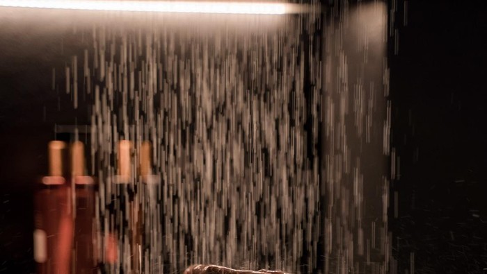 Kebiasaan orang dengan IQ tinggi adalah mereka suka mandi sebelum tidur untuk membuat tubuh menjadi rileks. Penelitian yang diterbitkan di National Library of Medicine menunjukkan bahwa mandi air hangat di malam hari dapat secara drastis meningkatkan kualitas dan durasi tidur.