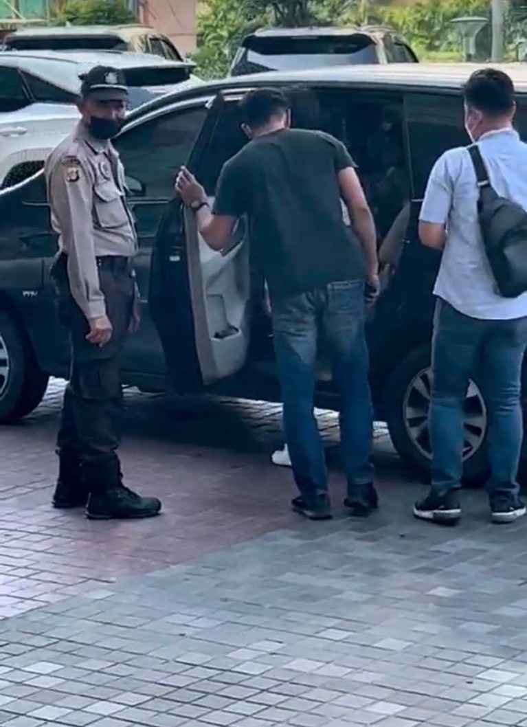 Nikita Mirzani Ditangkap Polisi Nikita Mirzani Ditangkap Polisi
