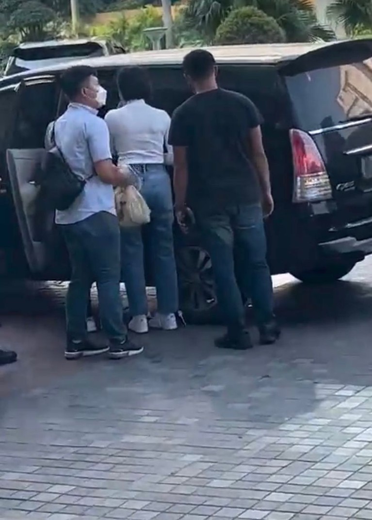Nikita Mirzani Ditangkap Polisi Nikita Mirzani Ditangkap Polisi