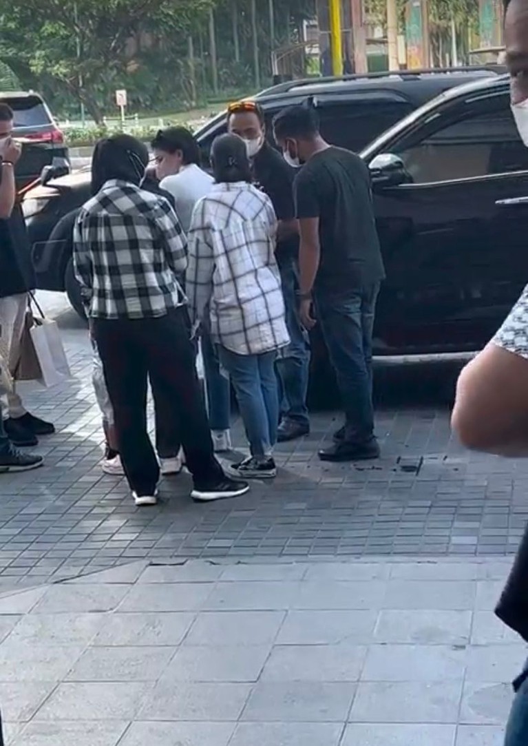 Nikita Mirzani Ditangkap Polisi Nikita Mirzani Ditangkap Polisi