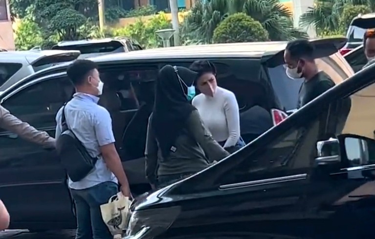Nikita Mirzani Ditangkap Polisi Nikita Mirzani Ditangkap Polisi