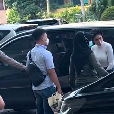 8 Momen Detik-detik Nikita Mirzani Ditangkap Polisi di Mal