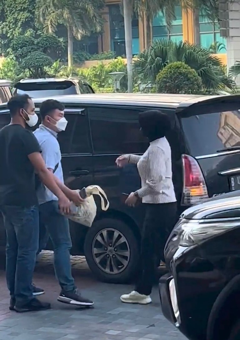 Nikita Mirzani Ditangkap Polisi Nikita Mirzani Ditangkap Polisi