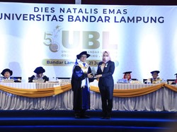 Dinilai Peduli HAM, Bupati Tulang Bawang Diberi Penghargaan dari UBL