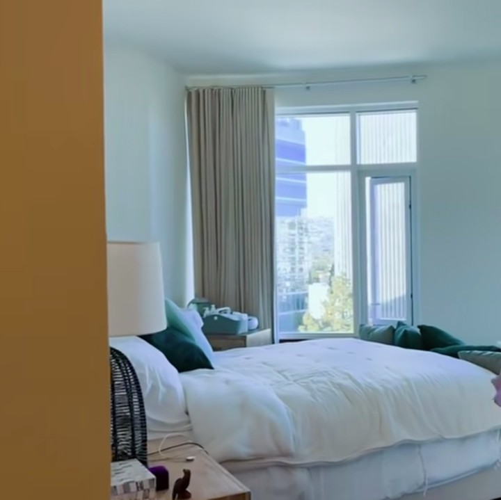 <p>Hampir sama seperti ruang keluarga dan ruang makan, kamar tidur utama Nikita Willy dan Indra juga mengarah langsung ke Hollywood Hills, lho. (Foto: YouTube Nikita Willy Official)</p>