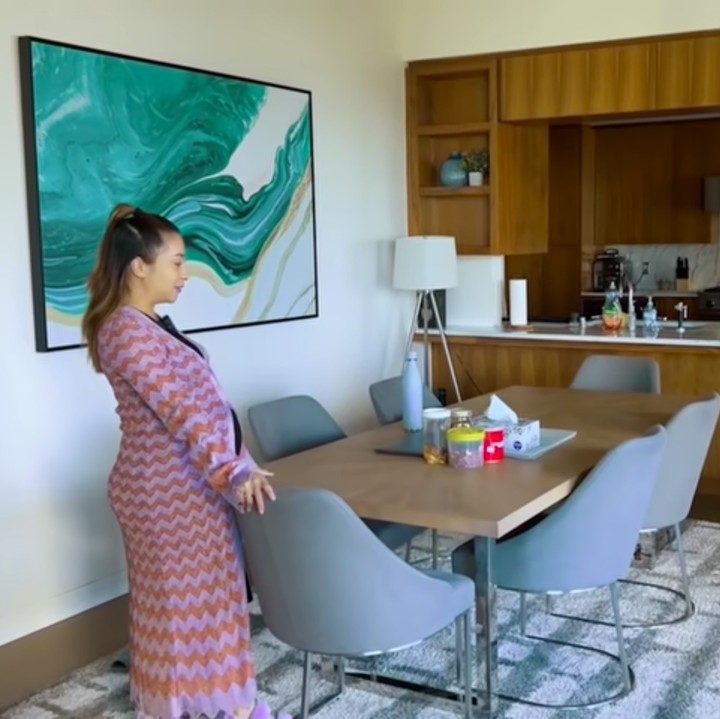 <p>Di samping ruang keluarga, terdapat ruang makan yang menyatu dengan dapur. Meja makan sendiri terdapat banyak kursi sehingga keluarga besar Nikita bisa turut makan bersama. (Foto: YouTube Nikita Willy Official)</p>