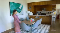 <p>Di samping ruang keluarga, terdapat ruang makan yang menyatu dengan dapur. Meja makan sendiri terdapat banyak kursi sehingga keluarga besar Nikita bisa turut makan bersama. (Foto: YouTube Nikita Willy Official)</p>